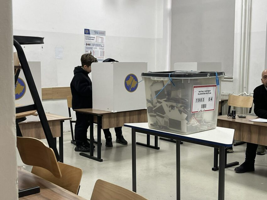 Në shkollën “Faik Konica”, procesi i votimit po zhvillohet i qetë dhe pa incidente