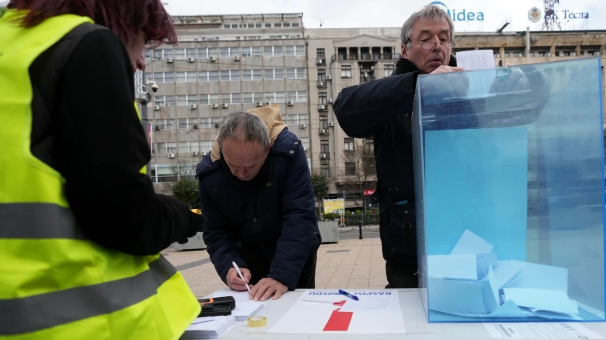 Studentët në Serbi kërkojnë mbështetje për zgjedhje të parakohshme që shpresojnë se do ta rrëzojnë Vuçiqin