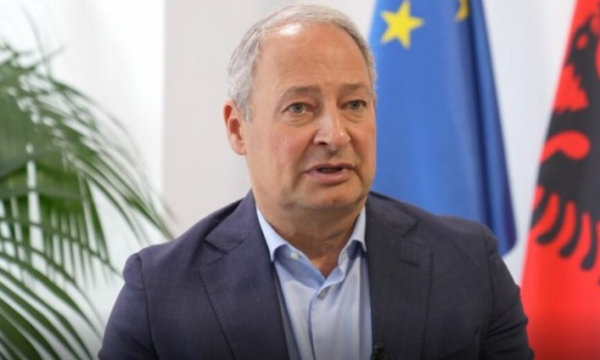 Eurodeputeti austriak: Ka ardhur koha për një qeveri të qëndrueshme në Kosovë