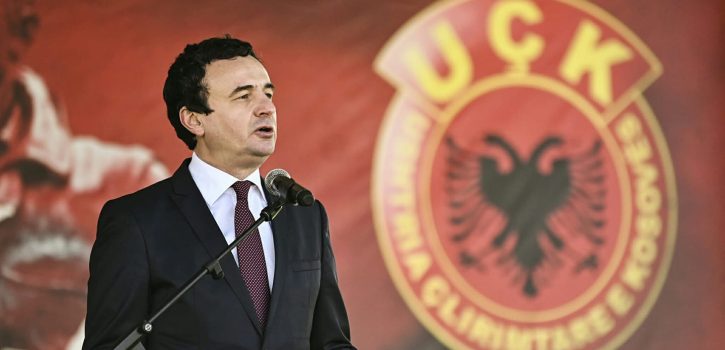 Albin Kurti uron Ditën e Veteranëve: Ju lumtë pushka luftëtarë