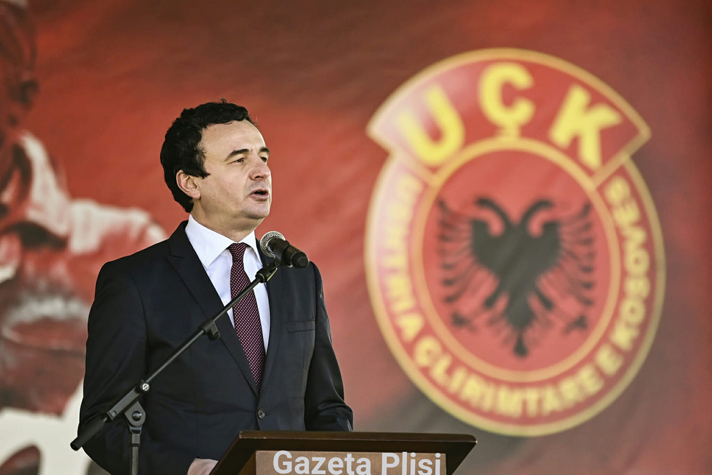 Albin Kurti uron Ditën e Veteranëve: Ju lumtë pushka luftëtarë