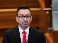 Dimal Basha: Në Ditën e Veteranëve kujtojmë sakrificën e familjes Jashari dhe të gjithë ushtarët e UÇK-së