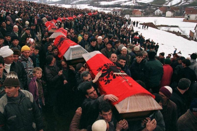 Aktakuzë ndaj 21 personave për vrasjen e 42 civilëve në Reçak gjatë luftës