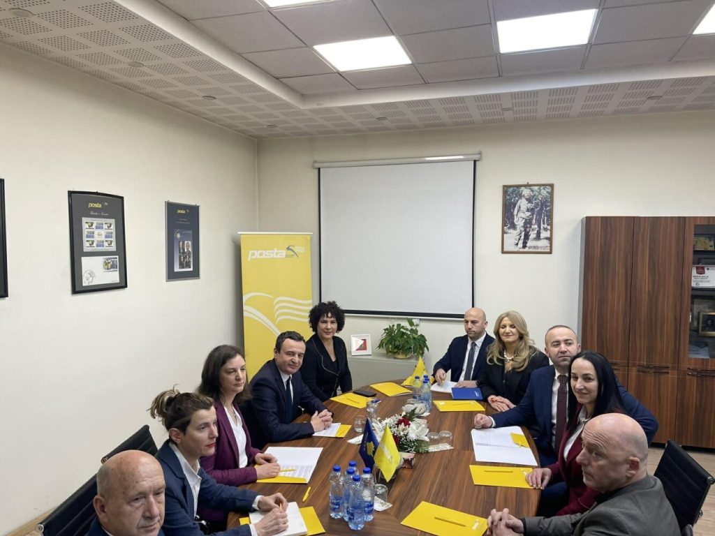 Kurti e Rizvanolli shkojnë për vizitë në Postën e Kosovës