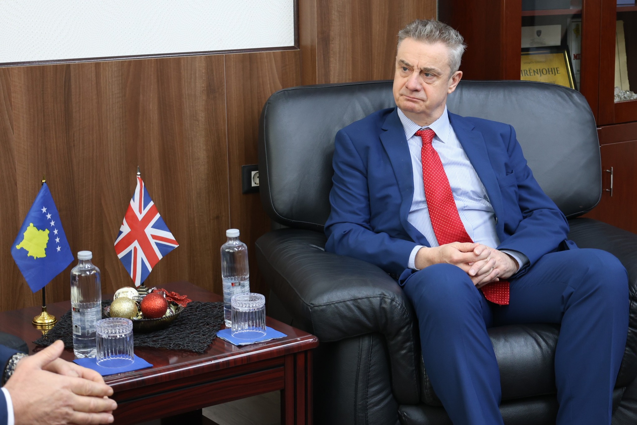 Ambasadori Jonathan Hargreaves uron qytetarët për Vitin e Ri: Paqe, shpresë e harmoni