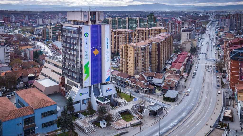 KESCO u bën thirrje qytetarëve për kursim të energjisë, sistemi i mbingarkuar nga konsumi i lartë