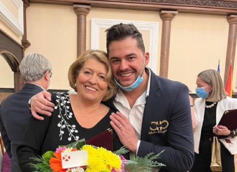 Nuk do të mund t i mbani lotët  E varrosi djalin në lule të rinisë  por si është gjendja e nënës së Shpat Kasapit 