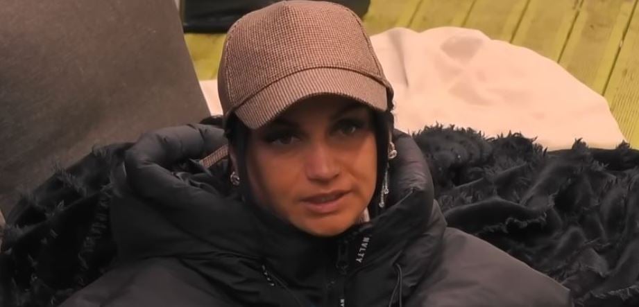 E  lëshon bajrakun  edhe Shkurta e BBVK së  shpërthen në lot  qan më dënesë teksa flet për vuajtjet e saj