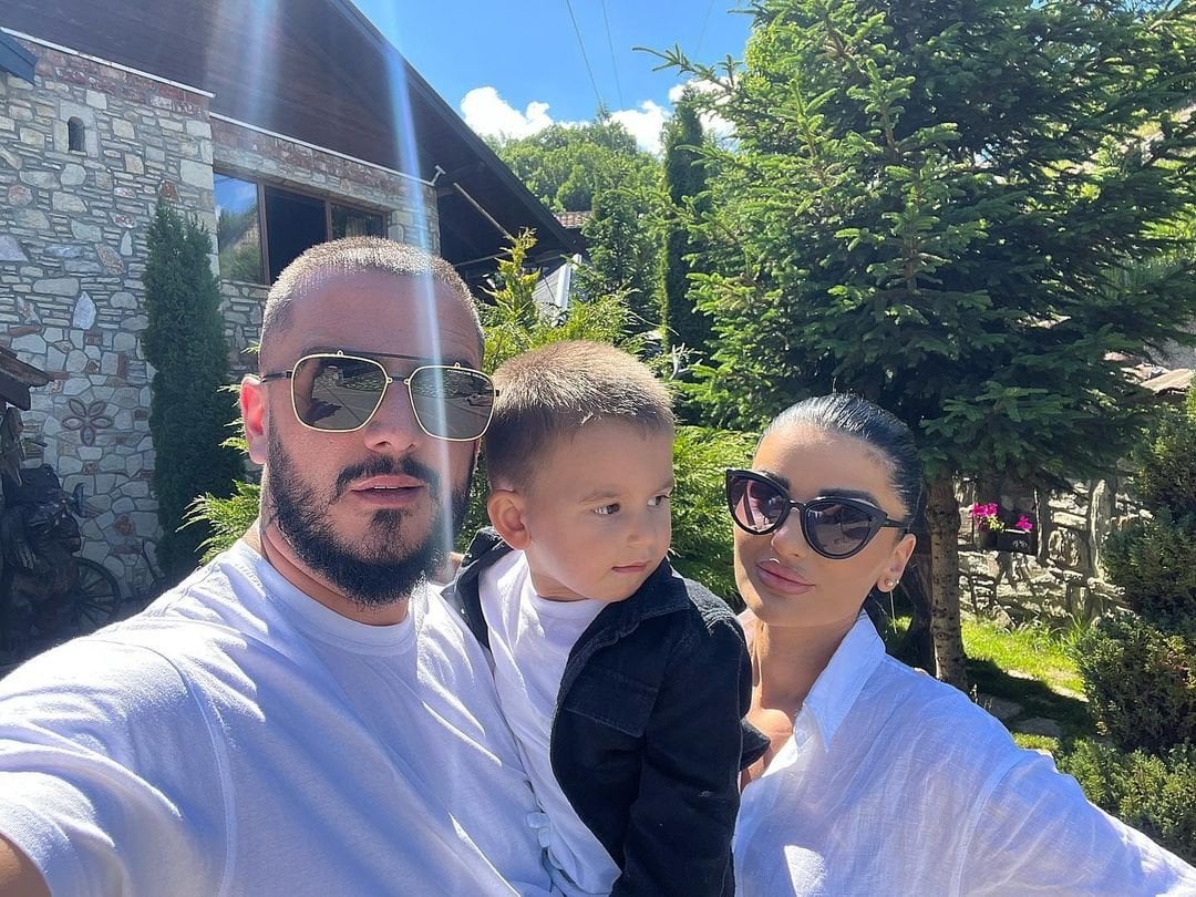 Gold AG do të  çmendet   gruaja e tij fotografohet në krahët e këtij bukuroshi   e përqafon me shumë dashuri