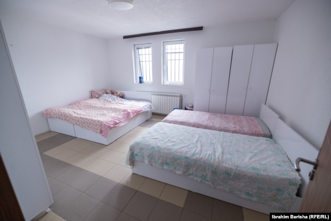 Një nga dhomat e gjumit në Qendrën për Mirëqenien e Gruas. Këtu zakonisht vendosen nënat me fëmijët e tyre. Dhomat e gjumit i kanë të ndara, ndërsa kuzhinën të përbashkët.