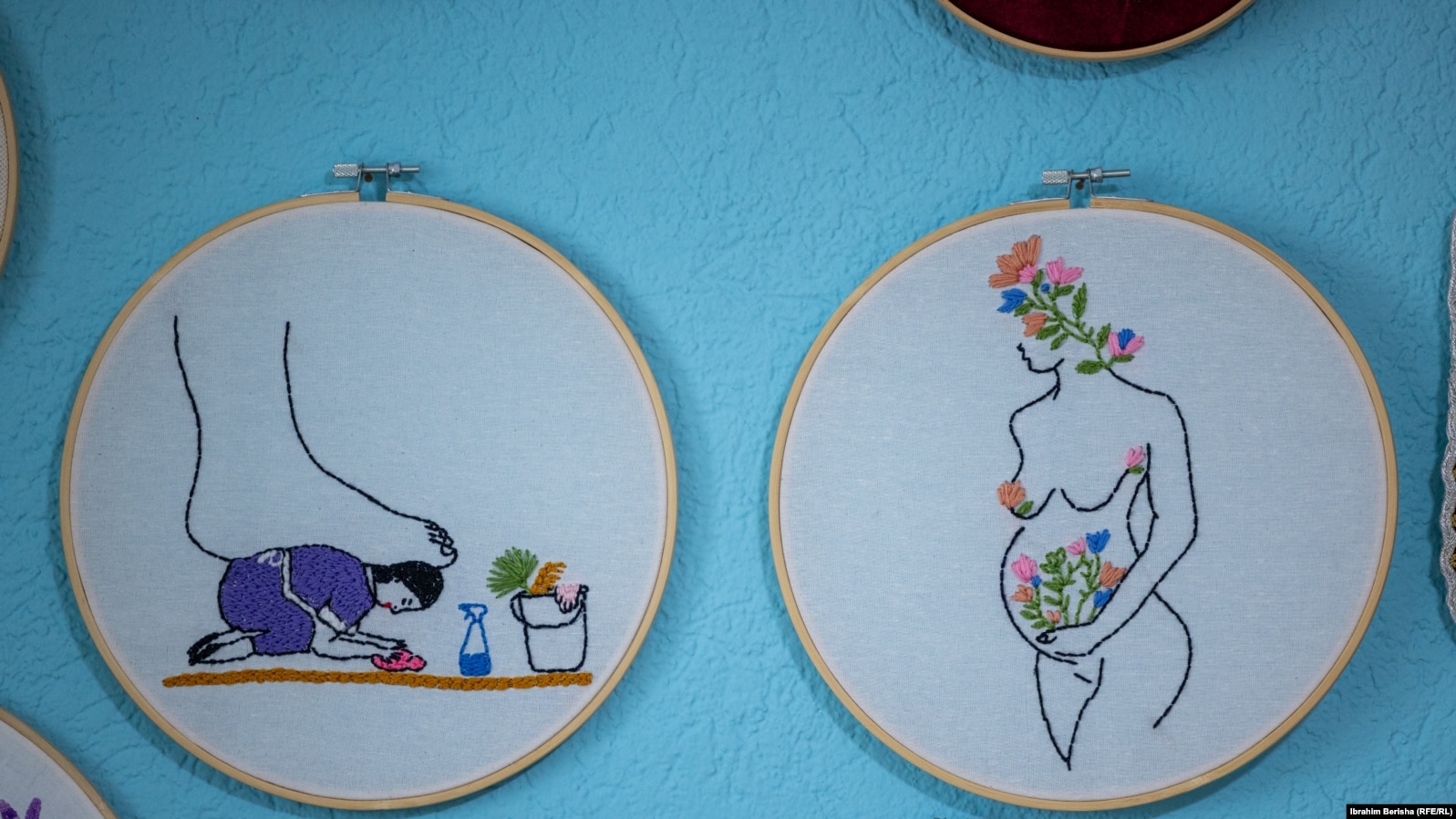 Dy nga shumë punimet, të ekspozuara në muret e Qendrës për Mirëqenien e Gruas, të punuara nga gratë që i kanë mbijetuar dhunës në familje.