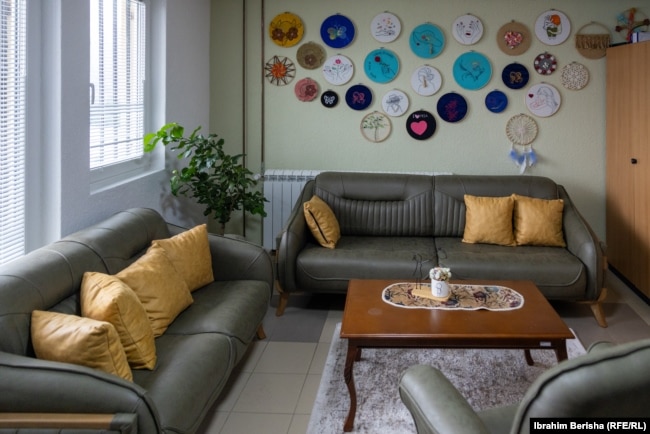 Një nga dhomat në Qendrën për Mirëqenien e Gruas, ku të mbijetuarat e dhunës në familje mësojnë për të drejtat e tyre.