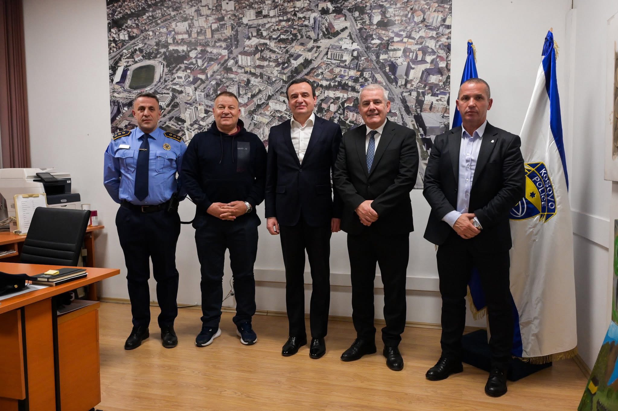 Kurti viziton zyrtarët policorë për Vitin e Ri: Përkushtimi juaj është shtyllë e sigurisë në Kosovë