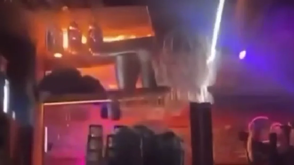 Pamjet e reja tregojnë fillimin e zjarrit në barin e mbushur me njerëz në resortin e skijimit në Zvicër