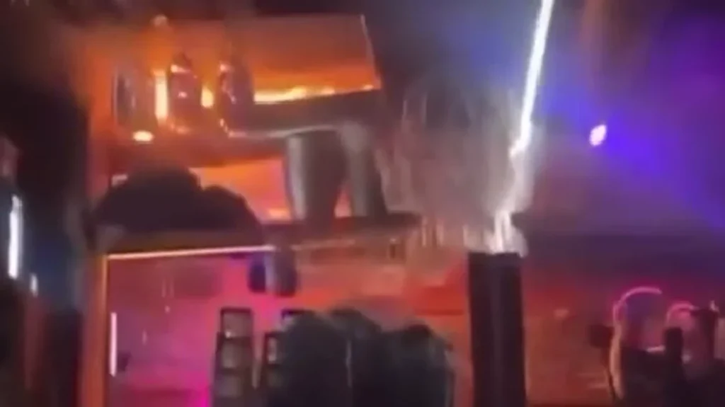 Pamjet e reja tregojnë fillimin e zjarrit në barin e mbushur me njerëz në resortin e skijimit në Zvicër