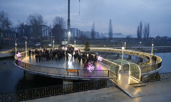 “Kishte rrëshqitur” – Policia jep detaje të reja për rastin e gruas që ra nga ura e re mbi lumin Ibër