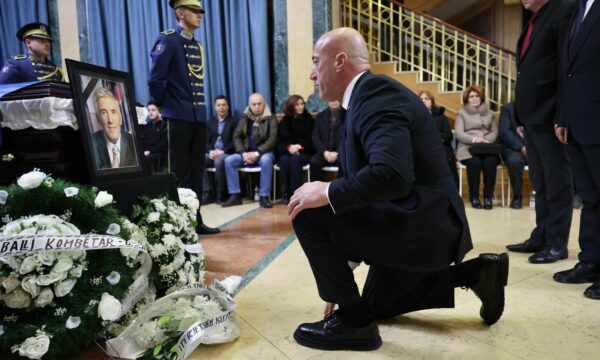 “Kujtimi i tij do të mbetet i përhershëm”, Hardinaj bën homazhe pranë arkivolit të Dacit