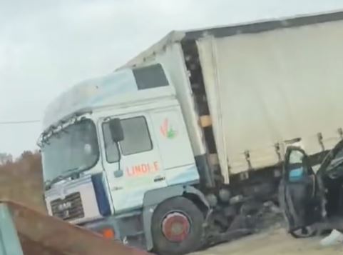 Aksidentohen vetura me kamion në Malishevë, lëndohet një person