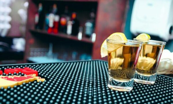 Gjermani: U shërbyen me lëng pastrimi në vend të pijeve, 10 persona në gjendje të rëndë