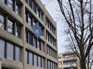 Flamuri i Kosovës në gjysmështizë në ambasadën e Zvicrës pas tragjedisë në Crans-Montana