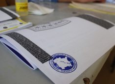 Numërohen gati gjysma e votave në ambasada – Këto janë rezultatet e partive deri tash