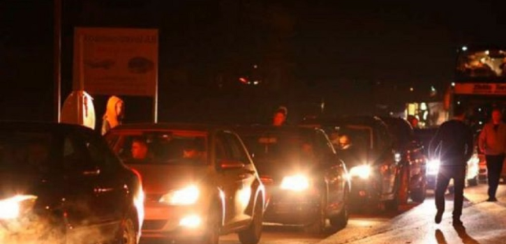 Kolonë 1 kilometër për të dalë nga Kosova, qytetarët po presin deri në 1 orë