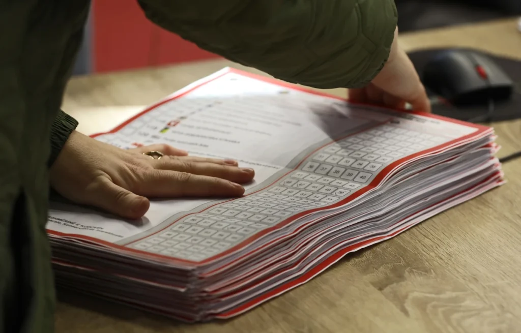 Numërohen 10% e votave me postë – VV-ja e para me rreth 64%, AAK-ja e dyta, lë mbrapa LDK-në e PDK-në