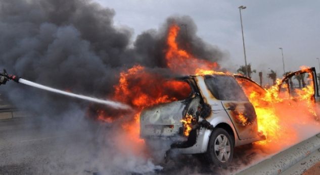 Digjen dy vetura në parkingun e një autosalloni në Graçanicë