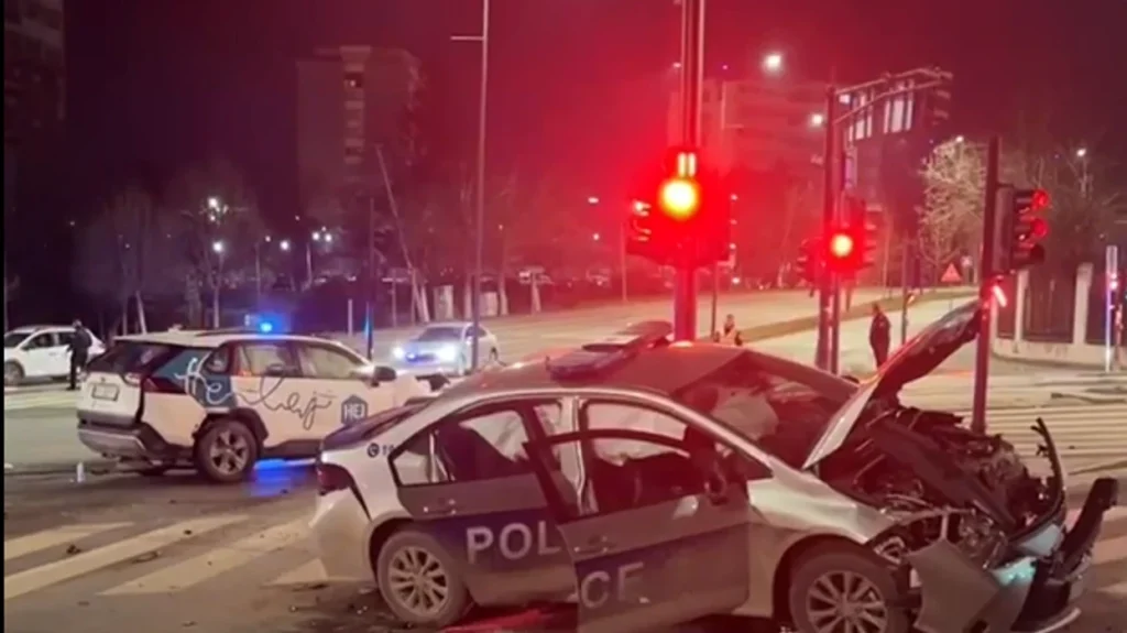 Prishtinë: Aksident i rëndë tek udhëkryqi i konvikteve, lëndohen 4 persona