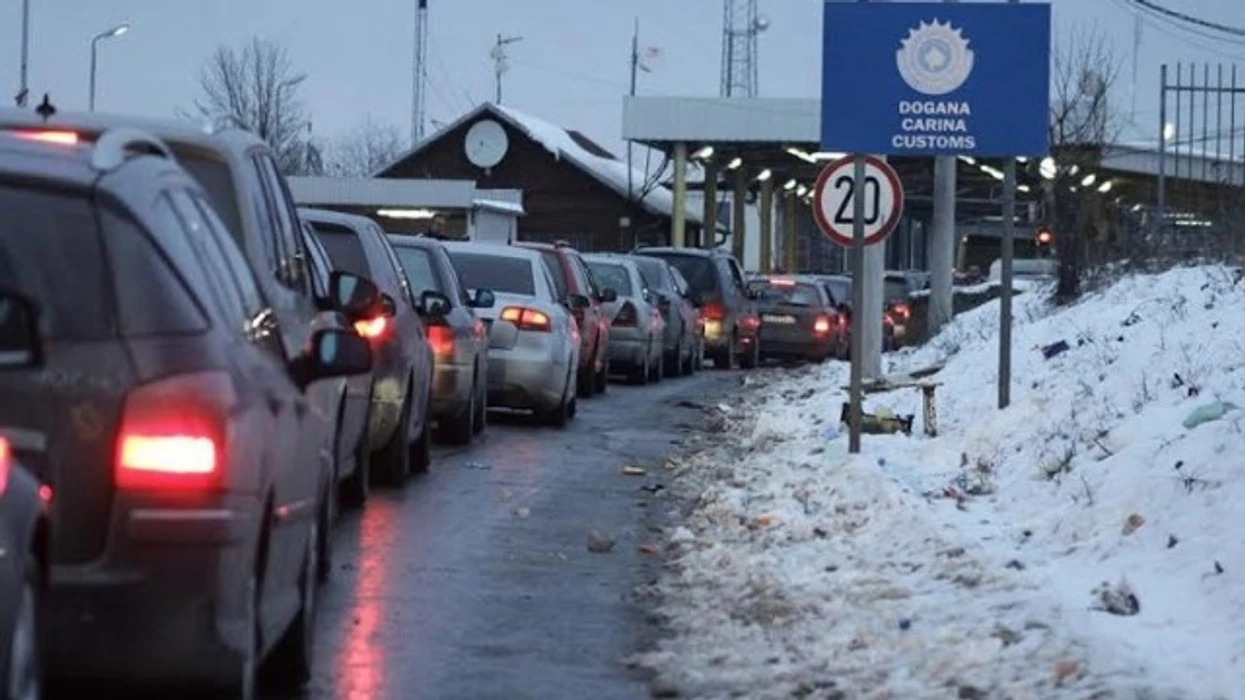 Kolona kilometrike në dalje nga Merdara dhe Dheu i Bardhë, pritjet deri në dy orë
