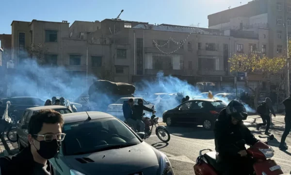 Protestat dhe paralajmërimet e SHBA-së e tronditin Iranin në pikën e tij më të dobët në vite