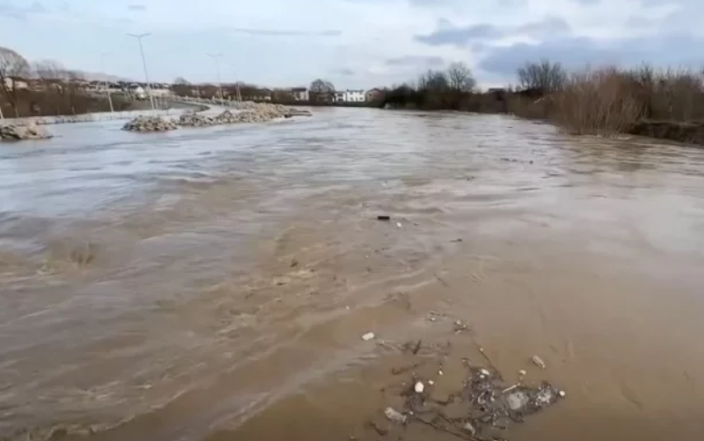 Rrezik për vërshime në Kosovë, lumenjtë me nivele të larta pas reshjeve intensive