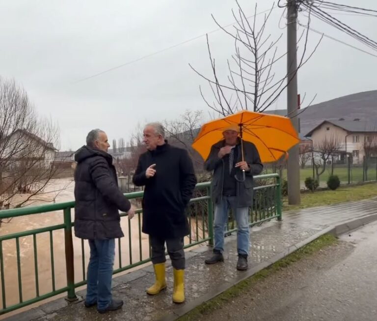Kryetari i Suharekës Bali Muharremaj del në terren pas reshjeve të shiut: Do të veprojmë sipas situatës