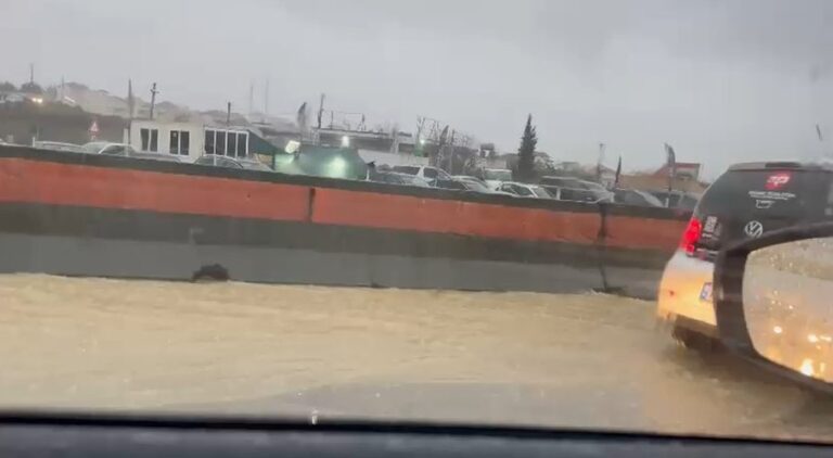 Përmbytje në aksin Tiranë-Durrës, bllokohet rruga, devijohet kalimi