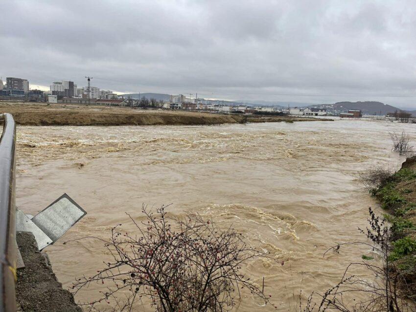 Gjendje kaotike në Drenas, 20 familje largohen nga shtëpitë, Lladrovci: Do të na vijnë në ndihmë edhe njësitet e AME-së
