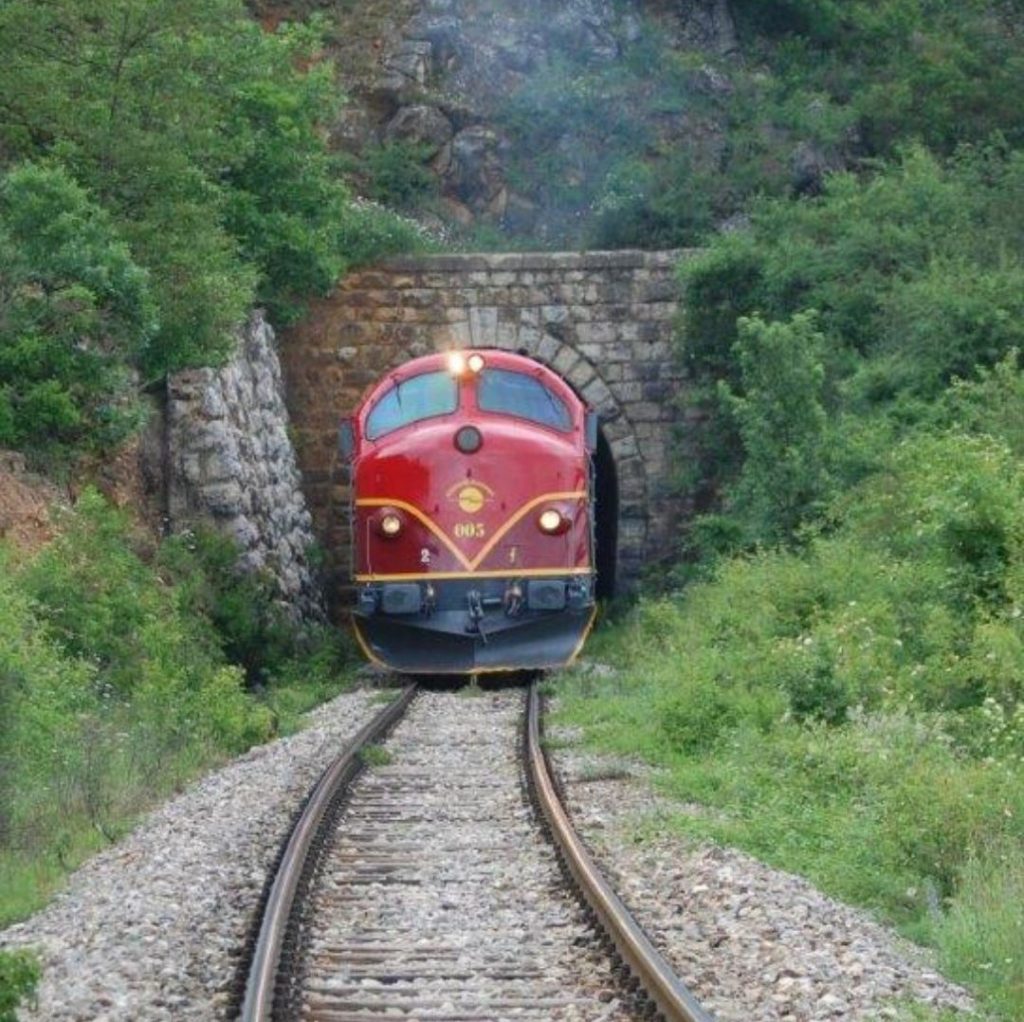 Lirohet rruga për qarkullim të trenit në linjën Pejë-Prishtinë