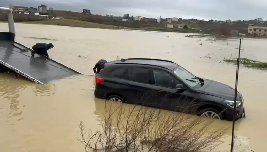 Raportohet se familja kosovare me tre fëmijë është bllokuar në makinë nga përmbytjet në Shqipëri
