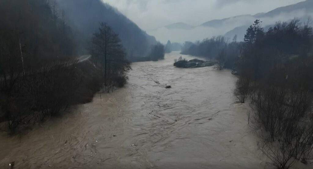 Përmbytje nga reshjet në Mal të Zi, rrëshqitje dherash dhe bllokime rrugësh në zona malore