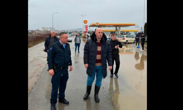 Lladrovci thirrje qytetarëve: Shiu s’po ndalet, mos dilni në rrugë pa nevojë