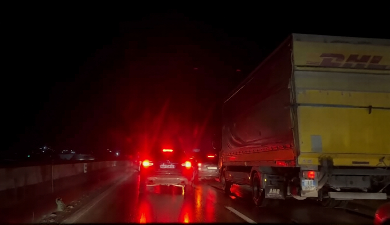 Autostrada Durrës–Tiranë vazhdon të jetë e përmbytur, trafik kilometrik automjetesh