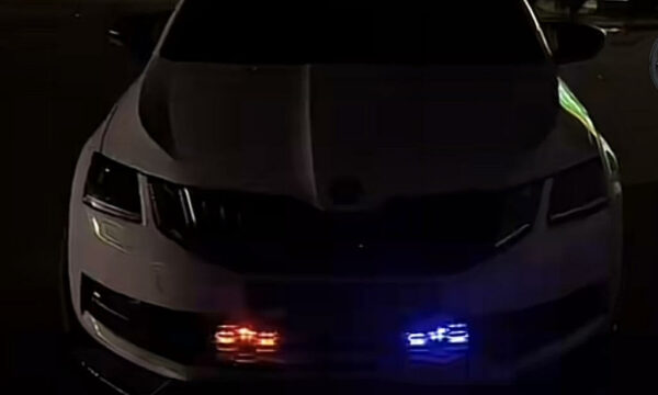 Gjobitet shoferi në Prishtinë, voziste me drita rotative