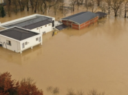 Drini i Bardhë shndërrohet në liqen te Guri i Zi, pamje të restoranteve të vërshuara nga uji