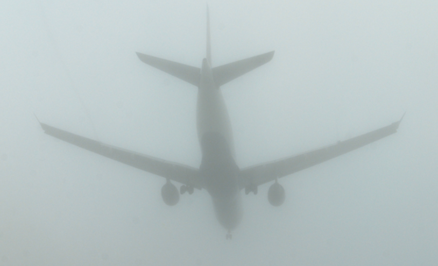 Moti i keq prek edhe fluturimet në aeroportin e Rinasit