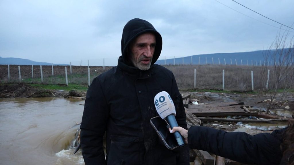 Familja 7 anëtarëshe u bllokua pasi u përmbyt ura, kryefamiljari: Fati kemi pasë ushqim