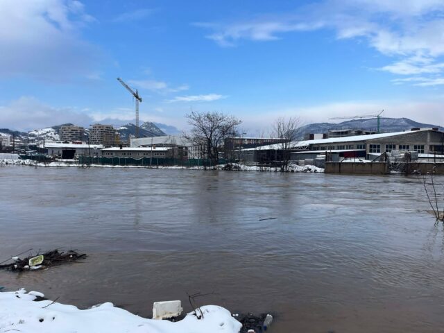AME: Niveli i ujit në lumenjtë kryesorë ka filluar të bjerë, situata me reshjet është përmirësuar