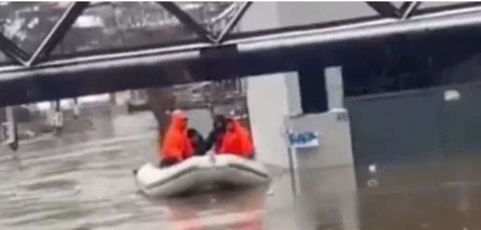 Shpëtohen pesë familje në Mitrovicë, ishin ngujuar nga vërshimet