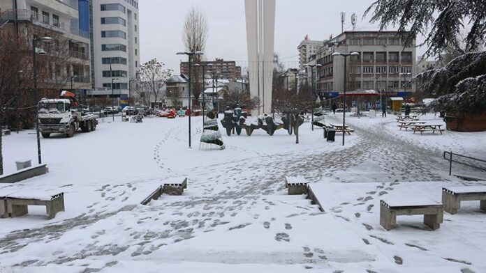 Komuna e Prishtinës thotë se rrugët janë nën kontroll, “pritet përkeqësim i gjendjes ditët në vijim”