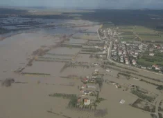 Përmbytjet në Shqipëri, ambasada e SHBA paralajmëron përkeqësim të situatës