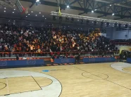 Ndërpritet ndeshja në Prizren, Dardan Berisha goditet në kokë nga gjësendet e hedhura nga tifozët