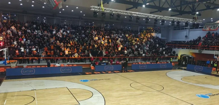 Ndërpritet ndeshja në Prizren, Dardan Berisha goditet në kokë nga gjësendet e hedhura nga tifozët